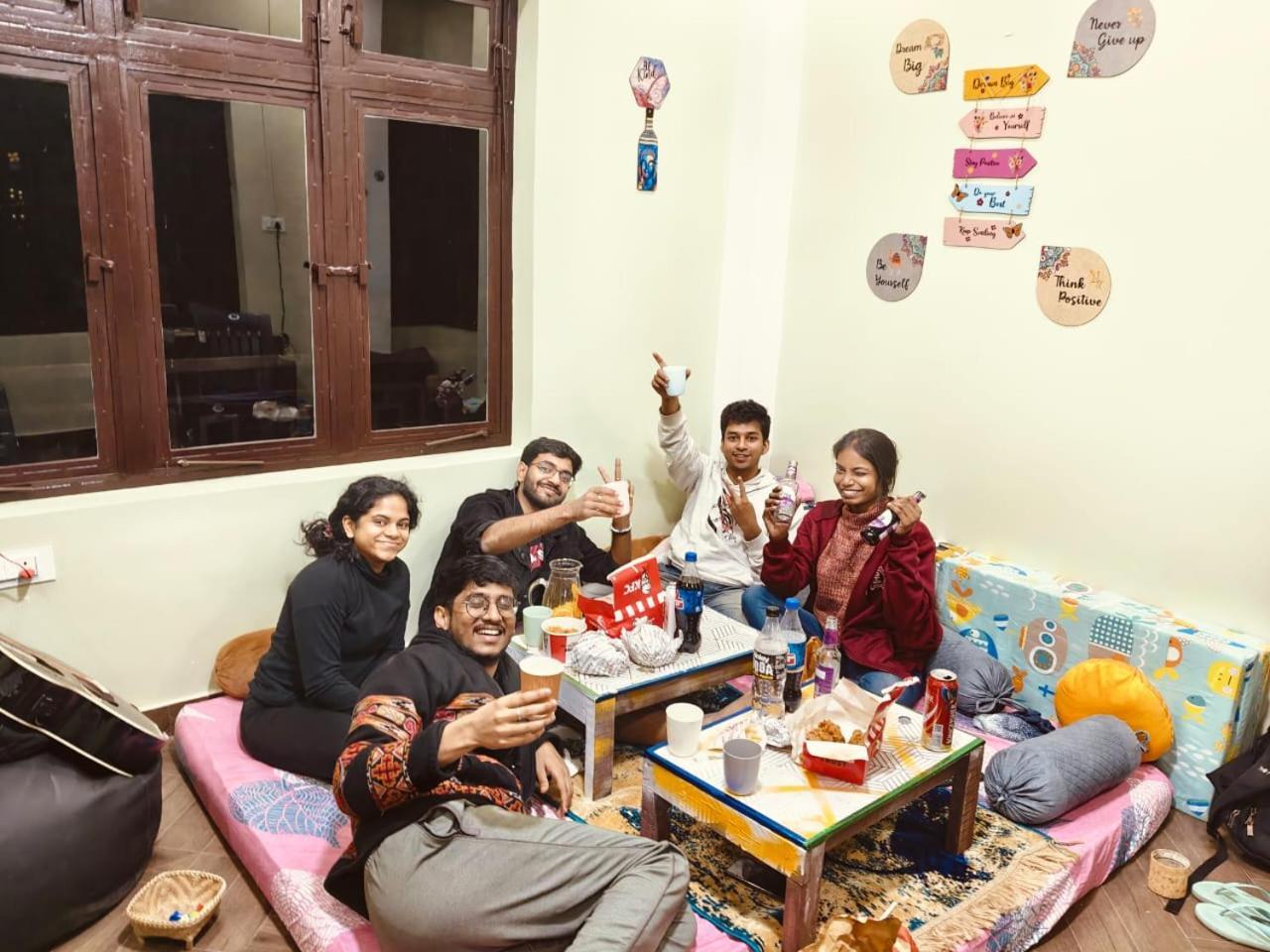Xtsy Travellers Hostel Shillong Luaran gambar