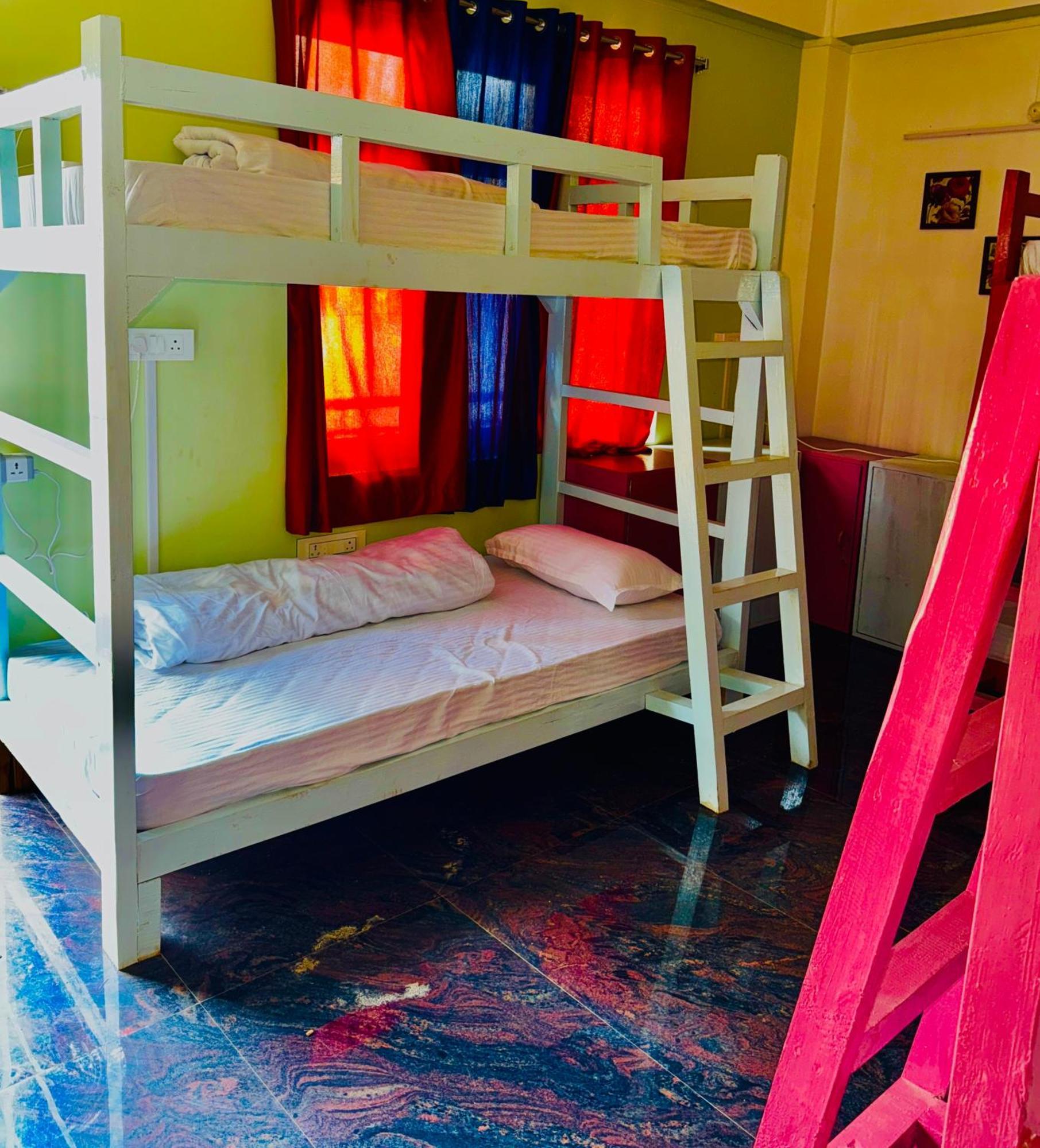 Xtsy Travellers Hostel Shillong Luaran gambar
